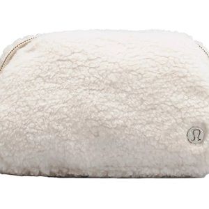 Lululemon Everywhere Belt Bag NWT Fleece Ivory